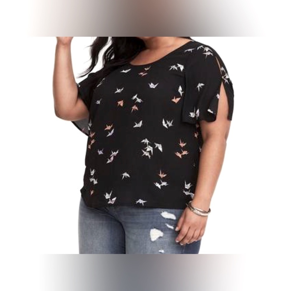 TORRID‎ origami print shirt 

Preowned gorgeous, great shape 

SIZE 2